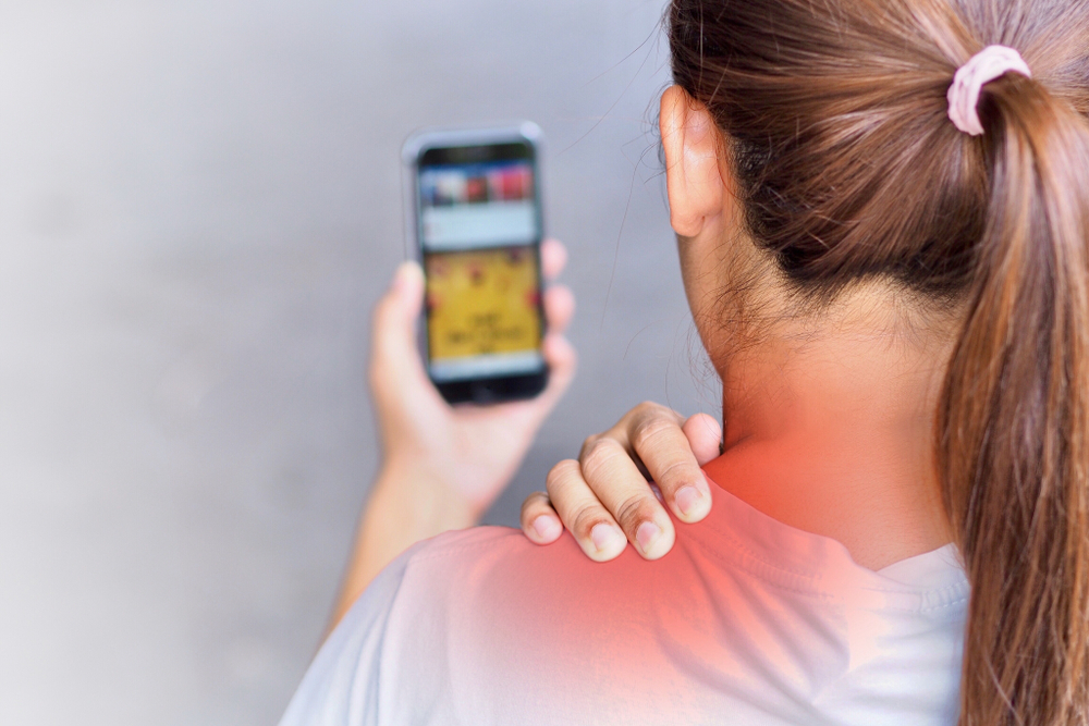 Resultado de imagem para neck pain smartphone